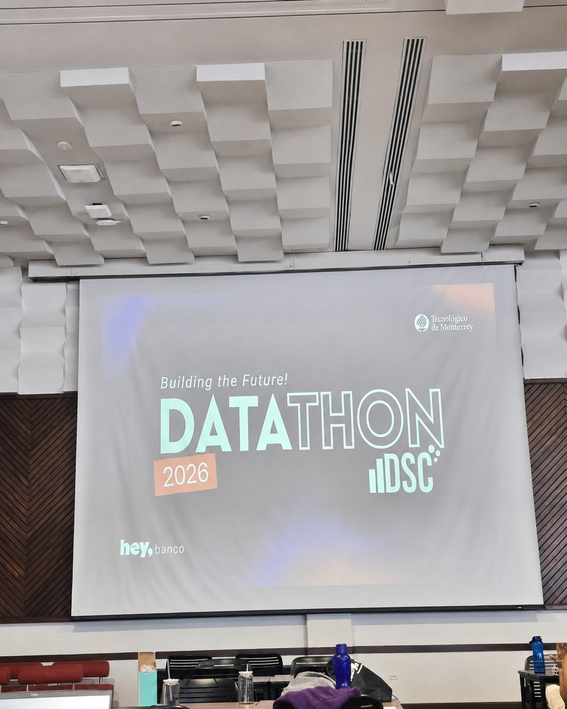 Pantalla de proyección del Datathon DSC 2026 organizado por HeyBanco