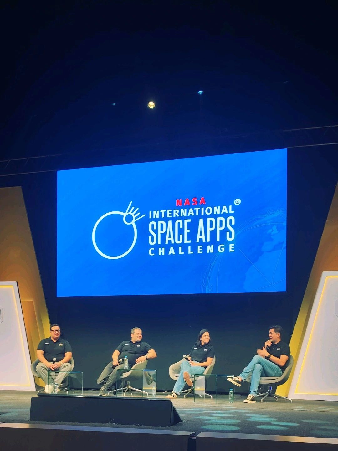 Equipo trabajando en el hackathon NASA Space Apps Monterrey 2025